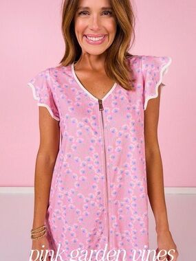 SSYS - NWOT Pink Garden Vines Get Ready Robe